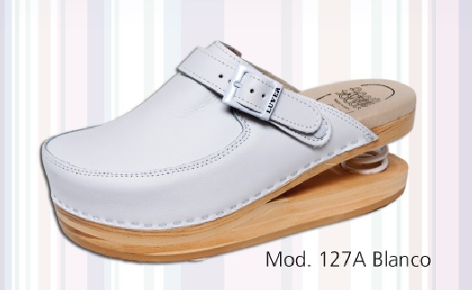 ZUECOS CON MUELLE Y HEBILLA EN BLANCO